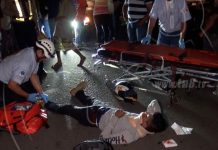 Motociclista se estrella contra taxi por tirarse la luz roja