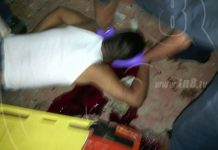Motociclista y acompañante se estrellan contra una pared