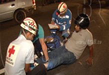 Motociclista se estrella solito contra vehículo