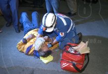 Motociclista perdió el conocimiento tras impactar contra microbús