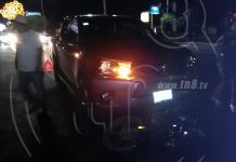 Motociclista se tira el rojo y termina lesionado