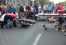 Brutal impacto entre dos motociclista deja graves lesionados