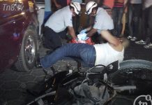 Motociclista se fractura el tobillo al estrellarse contra puerta de un vehiculo