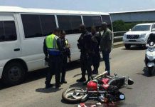 Motociclista muere al intentar aventajar un camión en Panamá