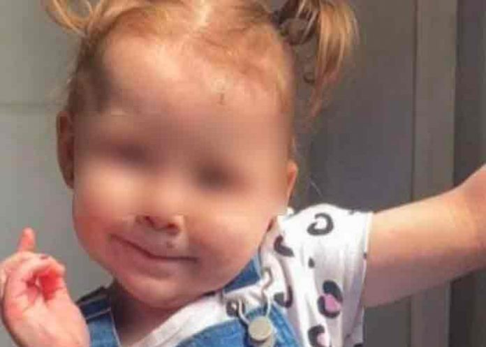 reino unido, niña, muerte, bateria,