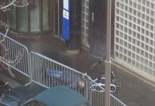 París: Hombre es abatido tras intentar entrar a una comisaría con un cuchillo