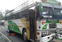 Motociclista perece bajo las llantas de un bus
