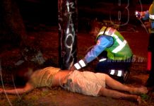 Motociclista muere al estrellarse contra un poste