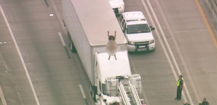 mujer-se-desnuda-en-el-techo-de-un-camion