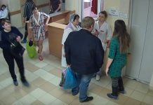 Mujer roba a bebé de un hospital y nadie se da cuenta