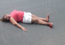 Motociclista casi le arranca el pies a señora