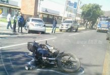 Catapultan a motociclista en la entrada a Multicentro Las Brisas