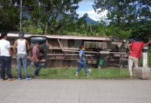 Vuelco de autobús en carretera Río Blanco-Mululukú