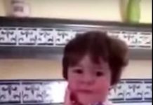 Niña que ve una cámara y se pone a posar
