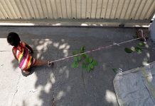 India: Padres atan a una piedra a su hija de 15 meses cada vez que se van a trabajar