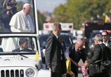 La niña hispana que sobrepasó una cerca de seguridad para darle un mensaje al Papa