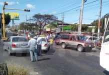 Choque deja a niña lesionada en semáforos del Israel Lewites