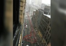 Colapsa grúa en Nueva York dejando al menos un muerto y tres heridos