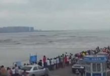 Decenas de personas contemplan una ola gigante en China