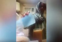 Insólito: la descubren echándole orina al jugo de su jefe