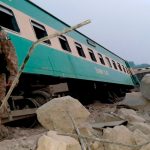 Mueren 25 personas por choque de trenes en Pakistán