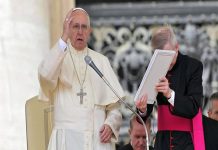 Papa pide dar respuestas ante crisis de refugiados