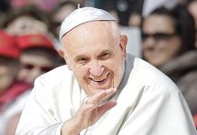 Papa busca cercanía con migrantes durante su visita a Lesbos