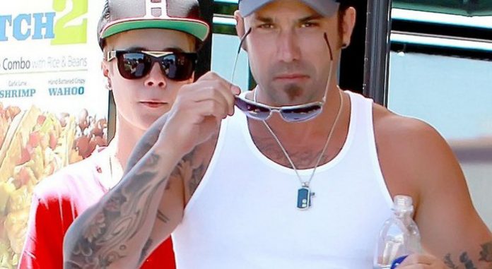 papa-de-bieber-se-compromete