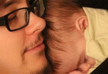 Papá transgénero amamanta a su bebé y causa polémica