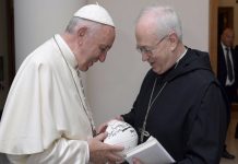 Papa Francisco recibe balón autografiado por los Steelers