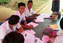 Estudiantes reciben paquetes escolares en semana del niño
