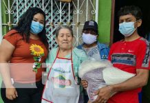 Paquetes alimenticios a madres de héroes y mártires del Distrito II de Managua nicaragua, madres, paquete alimenticio, heroes y martires, managua,