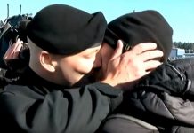 Pareja homosexual protagoniza el primer beso de Armada canadiense