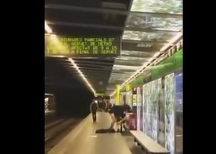 pareja-metro-uno