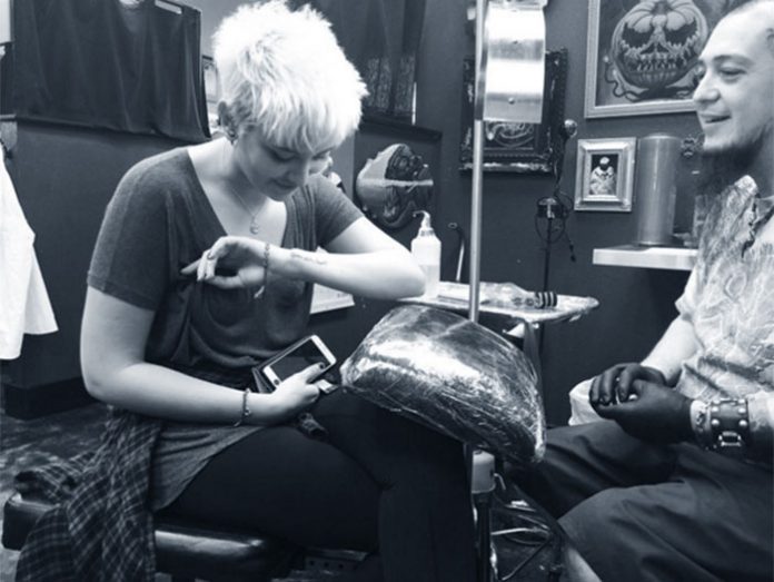 paris-estrena-tatuaje