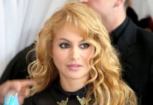 Paulina Rubio comparte una foto amamantando a su bebé