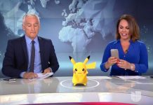 Periodista intenta capturar un Pokémon durante noticiero