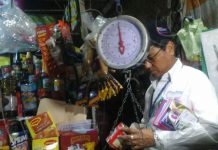 Revisan pesa y fecha de vencimiento de productos