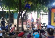 Niños disfrutan tardes alegres con piñatas