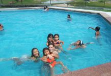 Por qué es peligroso orinarse en la piscina (además de una cochinada)