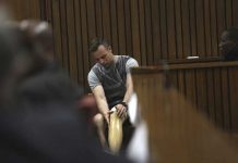 Pistorius caminó sobre sus muñones ante tribunal