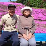 Plantó miles de flores para que las oliera su esposa ciega (video)