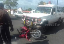 Choca contra ambulancia en la Plaza de las Victorias