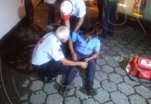 Busero se pasa levando a dos agentes de policía