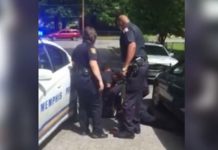 Policías de EE.UU. golpean a un hombre que filmaba un operativo