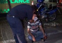 Motociclista imprudente se estrella contra una camioneta