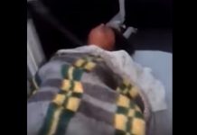 Mujer poseída invoca al demonio mientras viaja en ambulancia