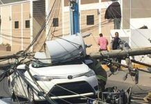 Poste de tendido eléctrico cae sobre auto en Santiago, Panamá