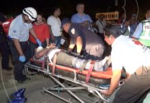 Conductor invade carril y levanta a motociclista