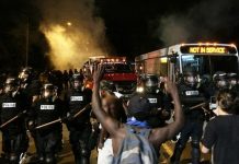 Manifestantes protestan en Carolina del Norte tras muerte de afroamericano